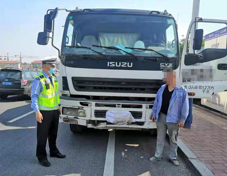 水泥袋套住车牌随便跑 烟台民警巡逻抓现行扣满分