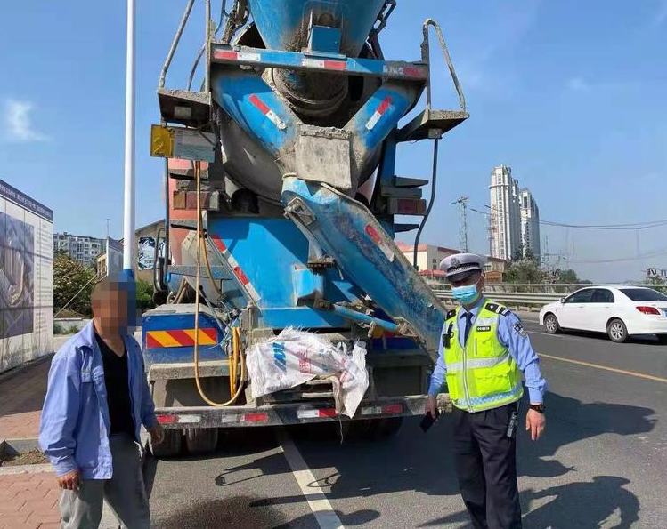水泥袋套住车牌随便跑 烟台民警巡逻抓现行扣满分